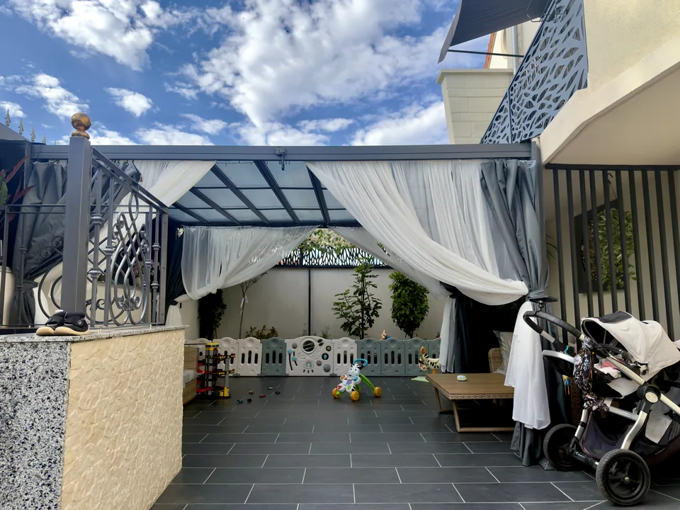 Espace de jeu extérieur couvert et sécurisé chez Malika, à Orly