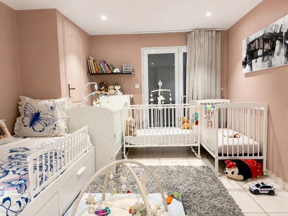 Dortoir avec lits individuels pour la sieste, chez Malika Temmar à Orly